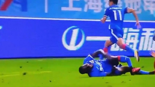 Demba Ba'nın ayağı kırıldı!