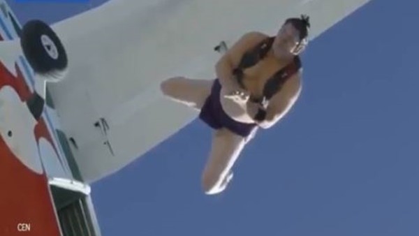 Sumo güreşçisi uçaktan atladı