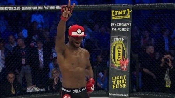 Rakibini nakavt etti, Pokemon gibi sevindi!