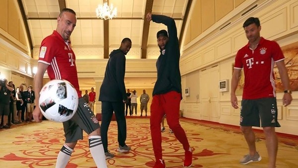 Bayern Münihli futbolcular NBa yıldızlarıyla buluştu