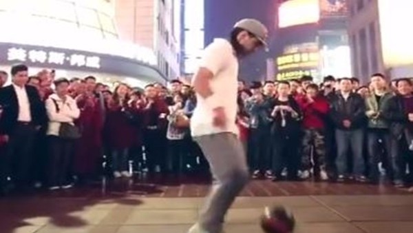 Sokakta freestyle şov!