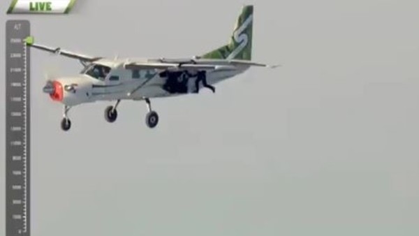 7620 metreden paraşütsüz atladı