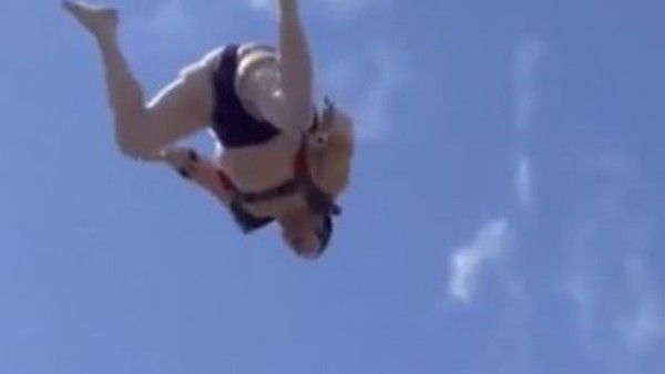 Sumo güreşçisi uçaktan atladı