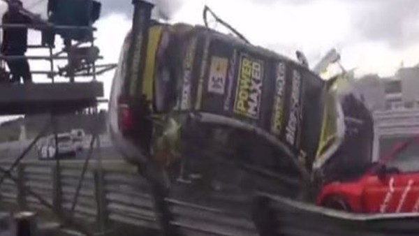 İnanılmaz kaza kamera kulesine çarptı