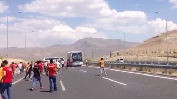 Galatasaraylı taraftarların, Beşiktaş taraftarını taşıyan otobüsü taşlama anı