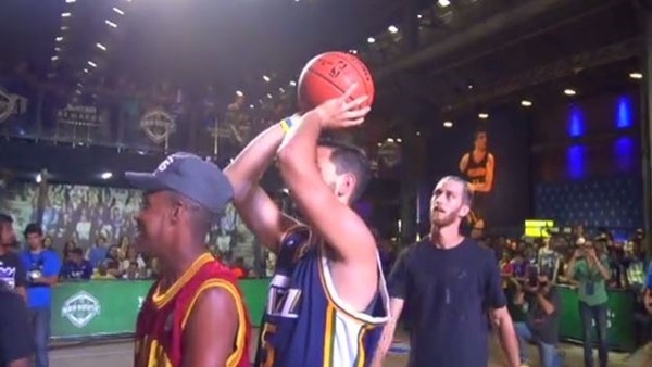 3 kişinin üstünden inanılmaz ters smaç!