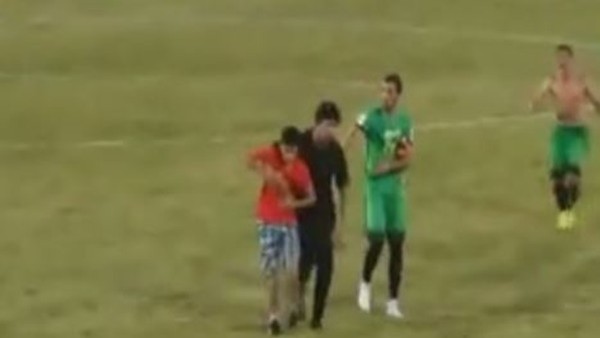 Sahaya giren taraftar ortalığı karıştırdı