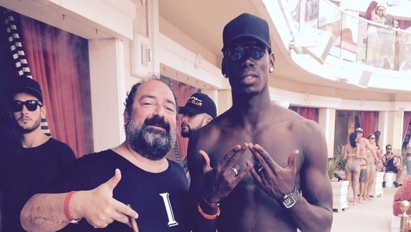 Nevzat Aydın ve Paul Pogba havuz partisinde
