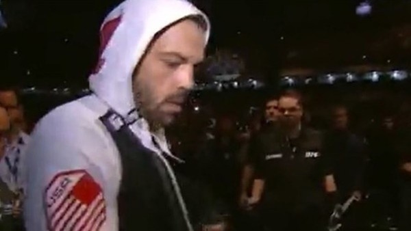 UFC dövüşçüsü taraftara saldırdı