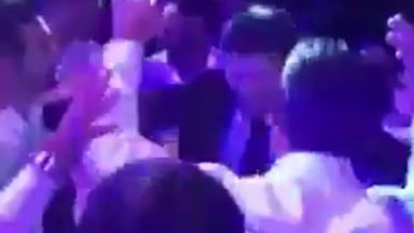 Robin van Persie, Hasan Ali'nin düğününde coştu