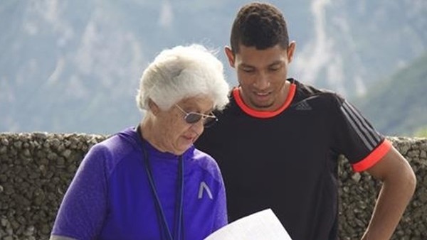 Dünya rekortmeninin antrenörü 74 yaşındaki Süper Babaanne
