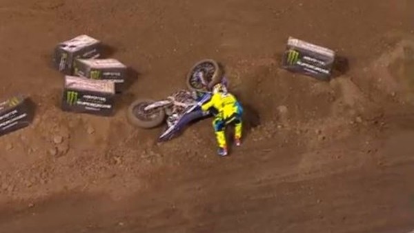 Kaza yaptıran rakibini yumrukladı