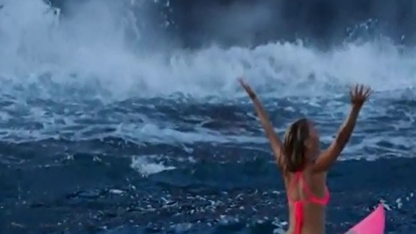 Ünlü sörfçü ateşle dans etti