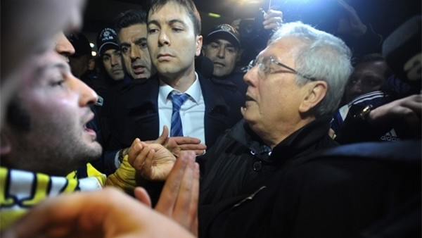 Fenerbahçe taraftarları Aziz Yıldırım'ı protesto etti