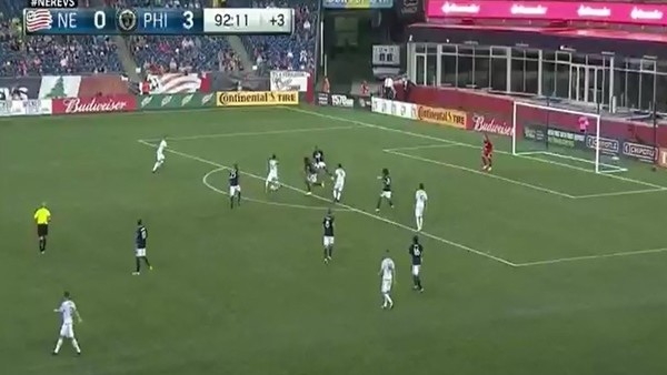 Sol ayağı ile tam köşeye