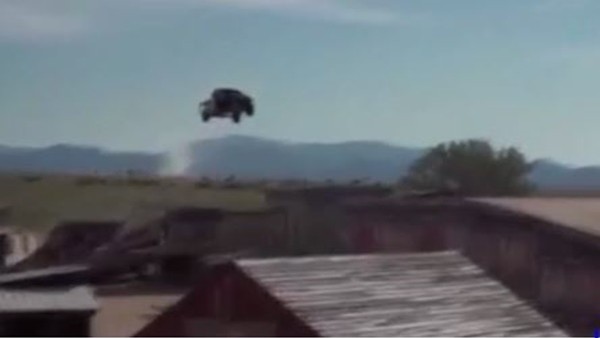 Tüm kasabanın üzerinden atladı! Yeni dünya rekoru...