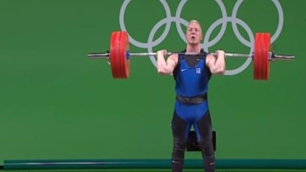 Halterci başarılı kaldırışın ardından bayıldı