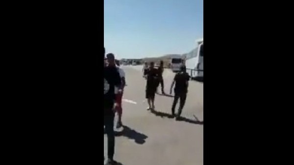 Beşiktaş taraftarları, Galatasaray taraftarını taşıyan otobüse saldırdı