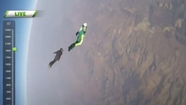 Paraşütsüz 7620 metreden atladı!