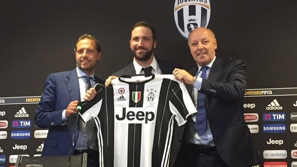 Futbol dünyasına damga vuran transferler!