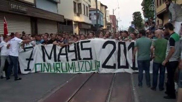 Bursasporlu taraftarlar göz altına alınan eski Bursa Valisi Harput'u protesto etti