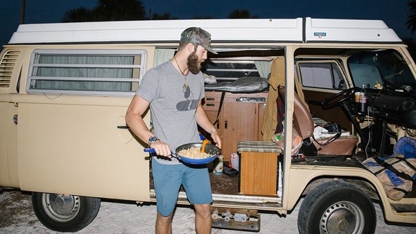 Yılda 2 Milyon Dolar kazanan sporcu karavanda yaşıyor