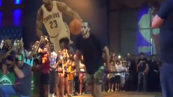 Rio'daki NBA evi'nde çılgın smaç gösterisi!