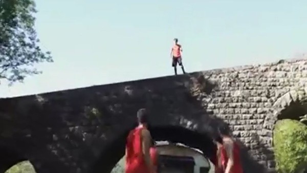 Seyir halindeki trenin üzerine inanılmaz smaç