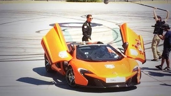 Ronaldo yeni oyuncağı ile esti geçti