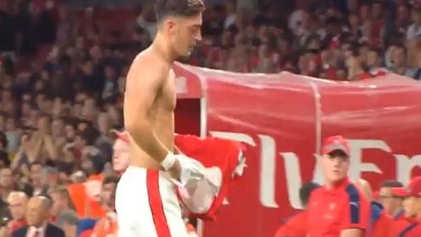 Mesut taraftarı mest etti