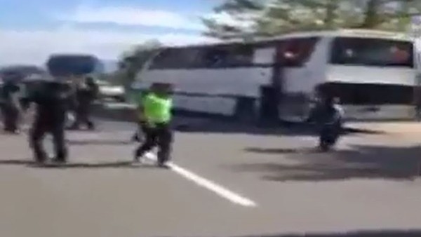 İki takım taraftarları birbirlerine girdi