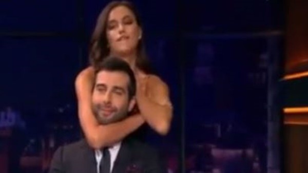 İrina Shayk sunucuyu boğuyordu