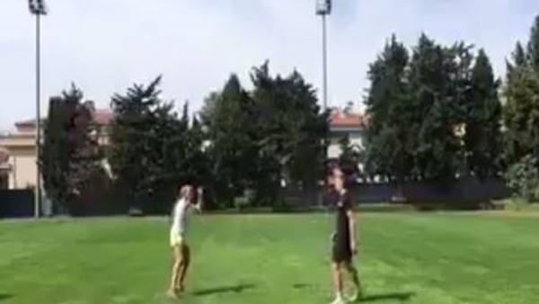 Martin Linnes'in eşi futbol yeteneğiyle büyüledi