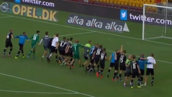 Maçı kazanıp taraftarları ile kutladılar