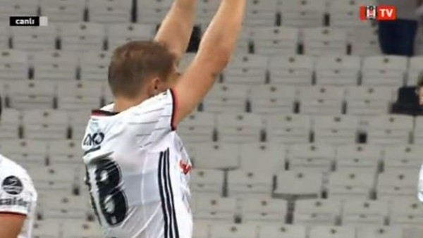 Vodafone Arena'da oyuncular maç sonu taraftarları selamladı