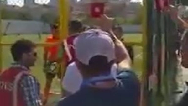 Trabzonspor taraftarından Deniz Ateş Bitnel'e kırmızı kart