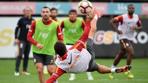 Sabri Sarıoğlu'nun antrenmanda attığı röveşata golü