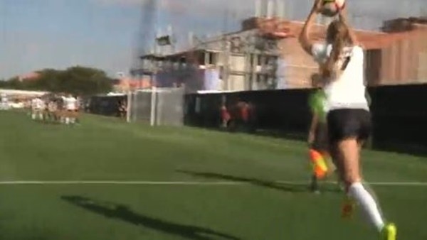 Kadın futbolcudan akrobatik taç atışı