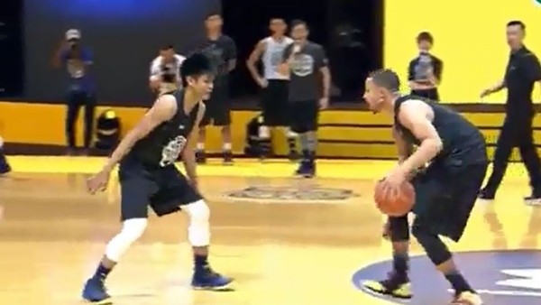 17'lik gençten Stephen Curry'e son saniye bloğu