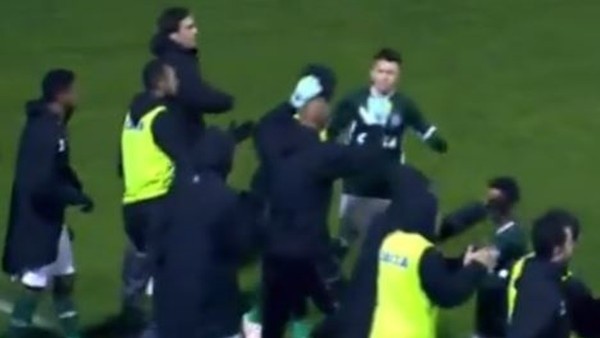 Gol sonrası futbolcuları kovaladı