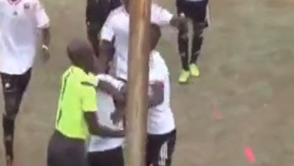 Hakemle futbolcu tekme tokat birbirine girdi