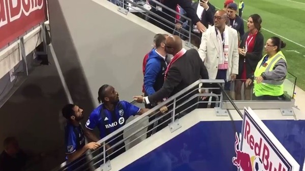 Drogba rakip takımın taraftarıyla tarıştı