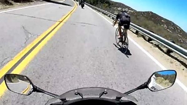 Bisikletiyle motosikletlileri geçti