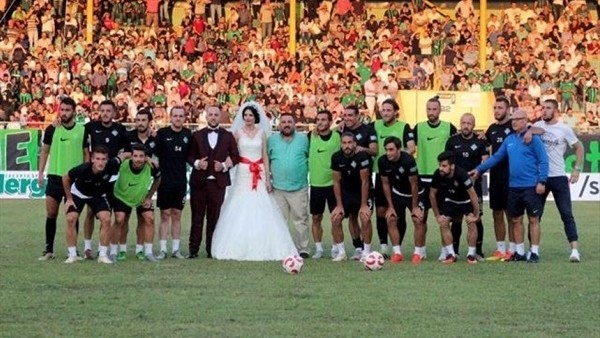 Sakaryasporlu gelin ile damat maç öncesi üçlü çektirdi