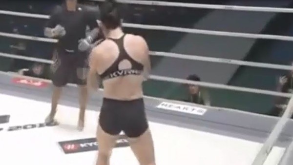 Rakibini yerden yere vurdu