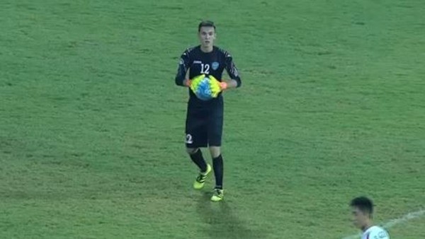 Özbek kaleci Jasurbek Umrzakov meslektaşını rezil etti