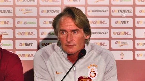 Riekerink'e tuhaf soru : 'Kızlarınız garsonluk mu yapıyor?'
