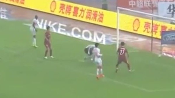 Cisse istemeden gol attı