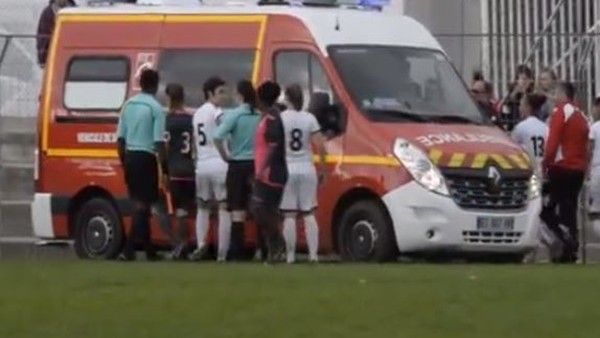 Ambulans çamura battı, kadınlar el attı!