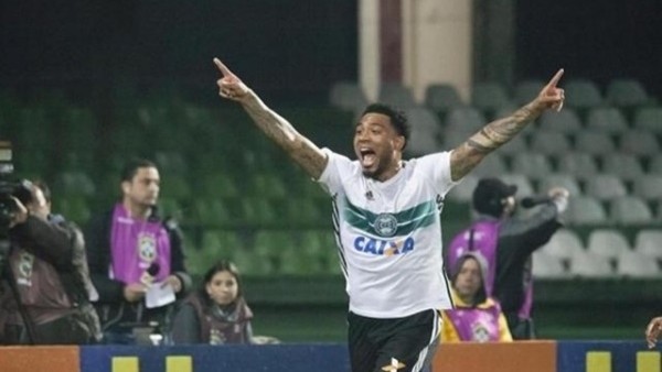 Kazım attı, Coritiba rahat kazandı!